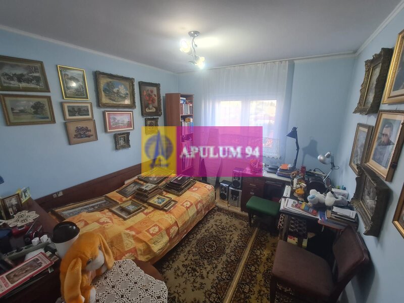 Apartament cu 3 camere de vanzare in Campina - Zona Centrala